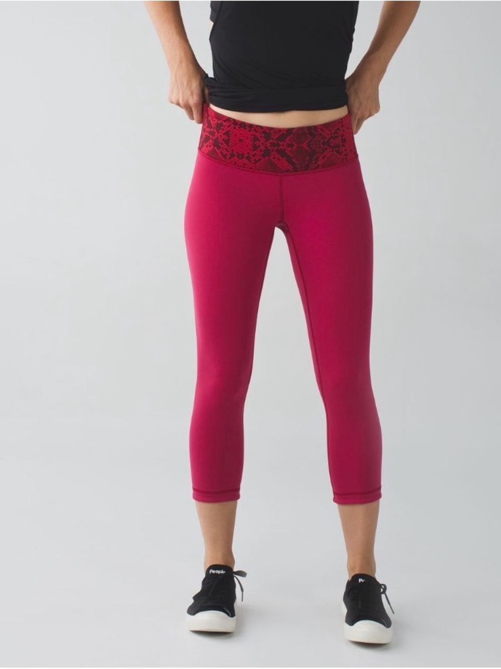 Lululemon Wunder Under Crop III *Reversible
Cranberry / Alarming Size 8
